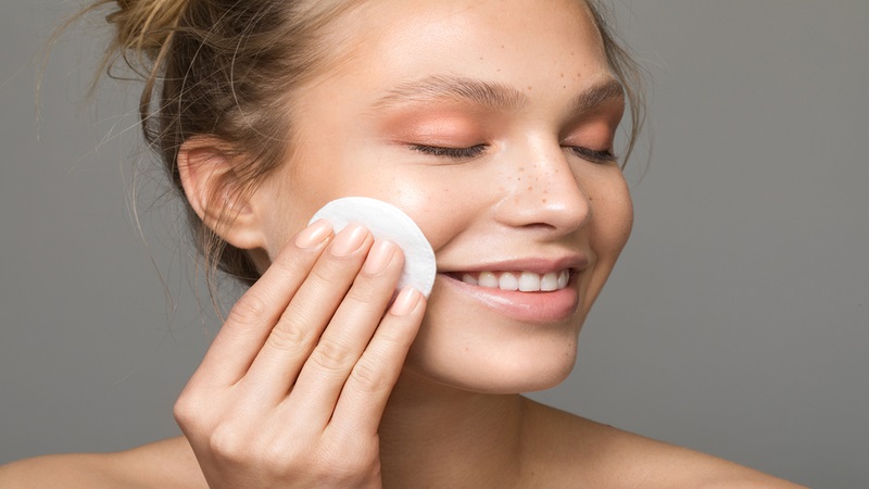 Lau nhẹ nhàng toner pad lên da